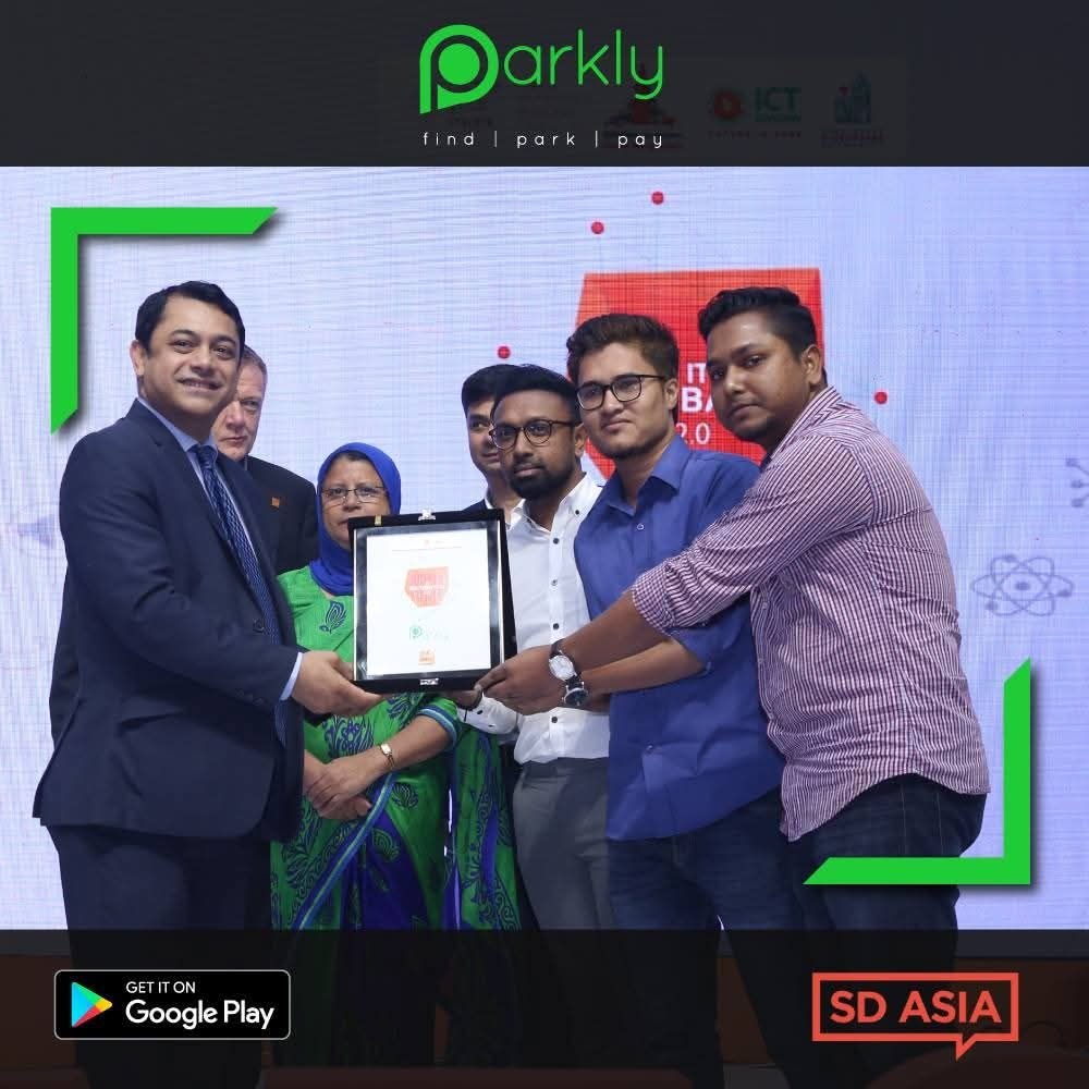 Parkly receiving award from BASIS President at IT Incubator 2.0